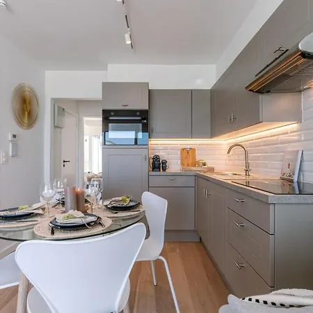 Huswell - Stunning Seafront Apartment *