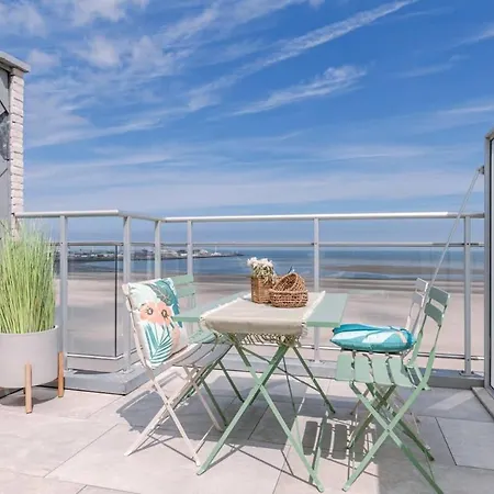 Huswell - Stunning Seafront Apartment