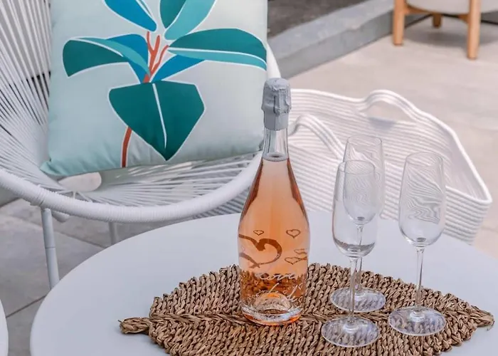 Casiola - Stunning Seafront Apartment *